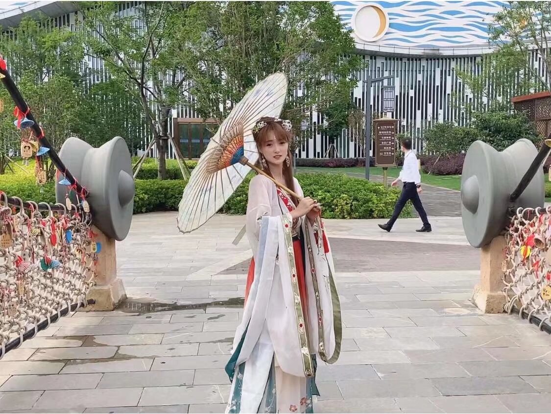 今年继续全城端午 不能去融创参加活动可以去滨江俊园 俊发广场 参加俊发端午汉服活动 下午三点开始 要去的宝宝 扫码入群