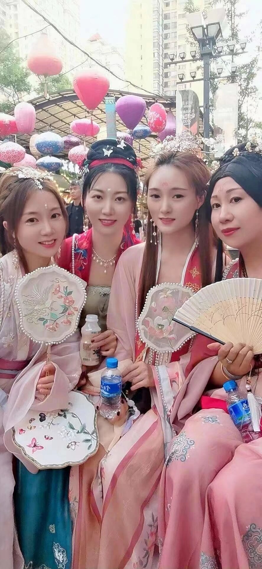 今年继续全城端午 不能去融创参加活动可以去滨江俊园 俊发广场 参加俊发端午汉服活动 下午三点开始 要去的宝宝 扫码入群