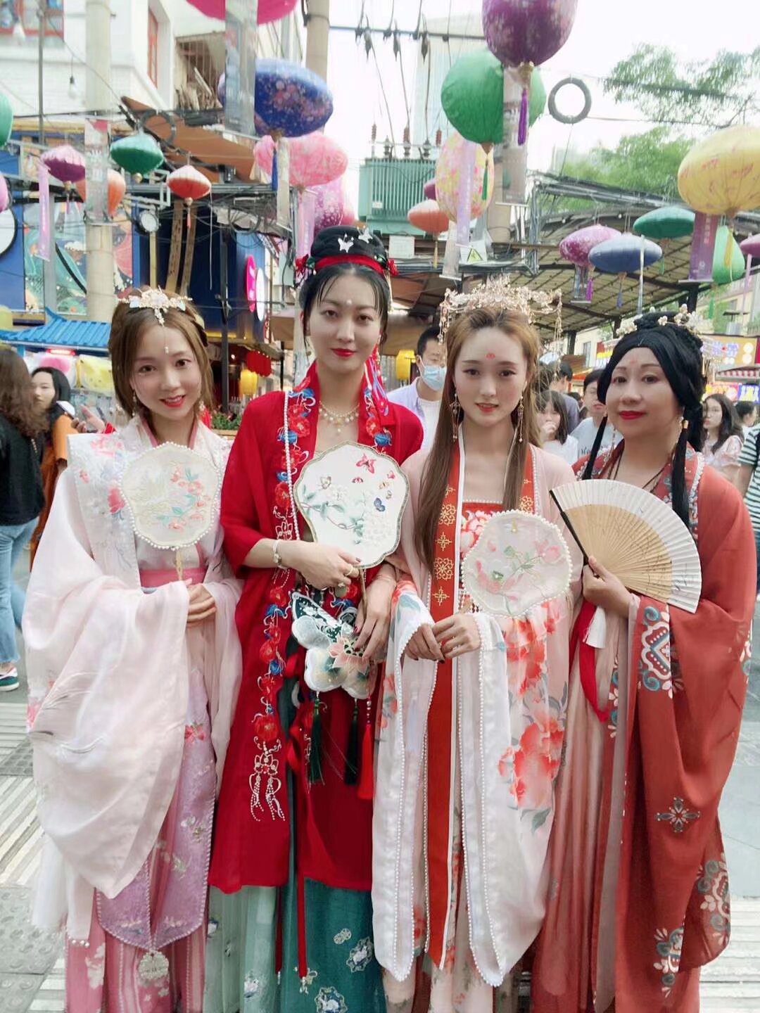 今年继续全城端午 不能去融创参加活动可以去滨江俊园 俊发广场 参加俊发端午汉服活动 下午三点开始 要去的宝宝 扫码入群