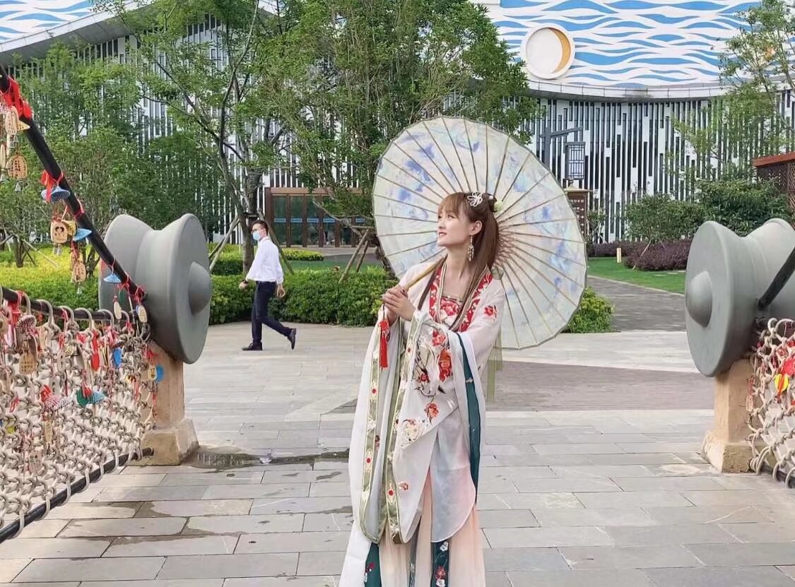 今年继续全城端午 不能去融创参加活动可以去滨江俊园 俊发广场 参加俊发端午汉服活动 下午三点开始 要去的宝宝 扫码入群