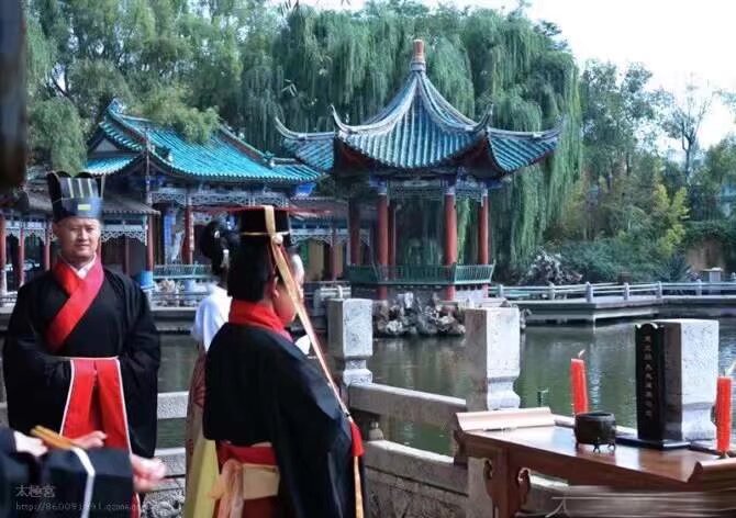 雲南漢服 端午文化節 融創文旅城 6月14日 扫码报名 活动内容 祭祀屈原 汉服游船河 汉服巡演 文艺演出 活动全公益全免费 安排公交[em]e400950[/em]接