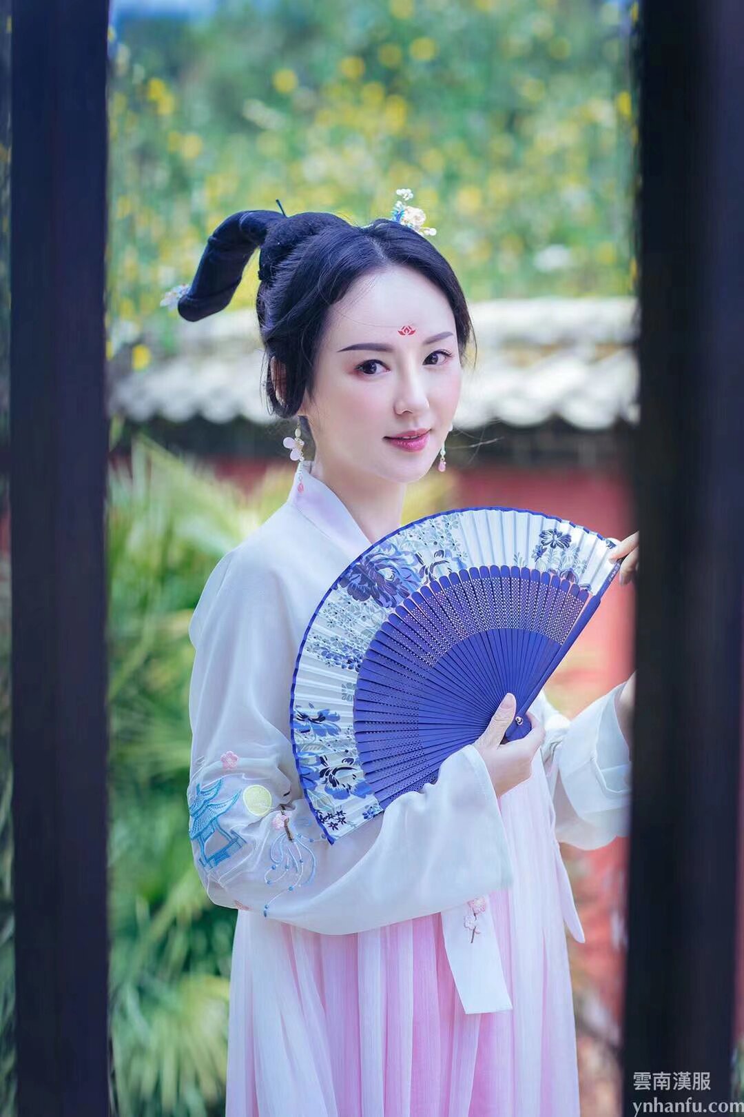 斗音粉丝超过2000可以报名接广告 广告内容是斗音推广的活动 不定期有内容 自己按照内容脚本拍摄就可以 粉丝超过2000的就可以报名 自己扫码入群