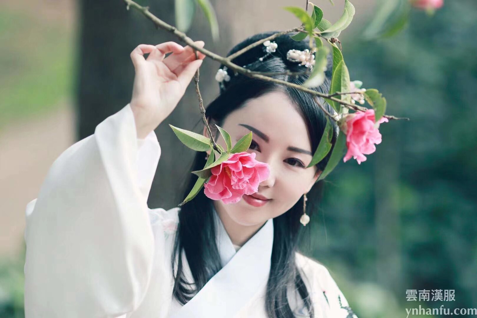 斗音粉丝超过2000可以报名接广告 广告内容是斗音推广的活动 不定期有内容 自己按照内容脚本拍摄就可以 粉丝超过2000的就可以报名 自己扫码入群