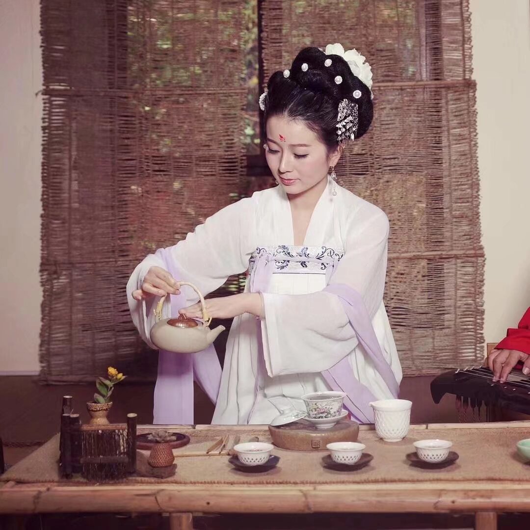 5月21日 早上10 点 中国饮茶日云南电视台 汉服活动 想参加的扫码报名 地点 白塔路 金格