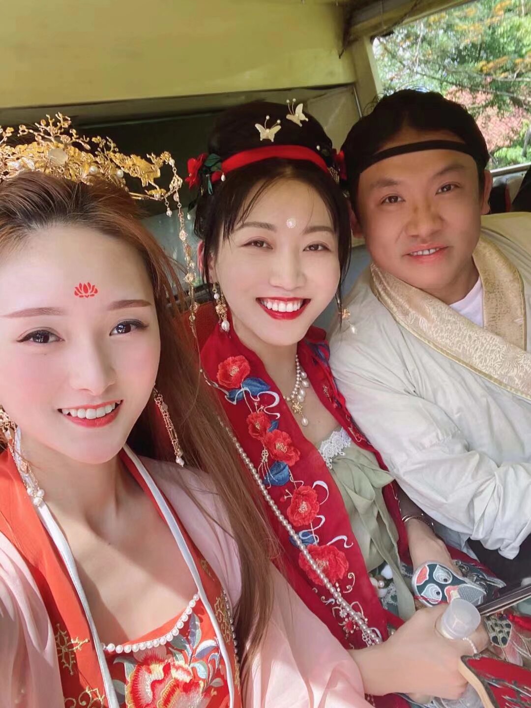 #汉服蓝花楹 拍摄活动 5月1日 下午 敞篷公交 游蓝花楹 最后名额18人 扫码入群 快