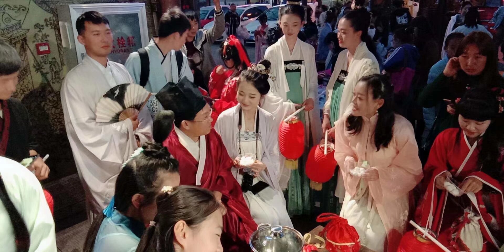 元宵节 南强街26日 晚19点 要参加的扫码入群 内容有集体包汤圆 汉服巡演 文艺演出 汉服集市