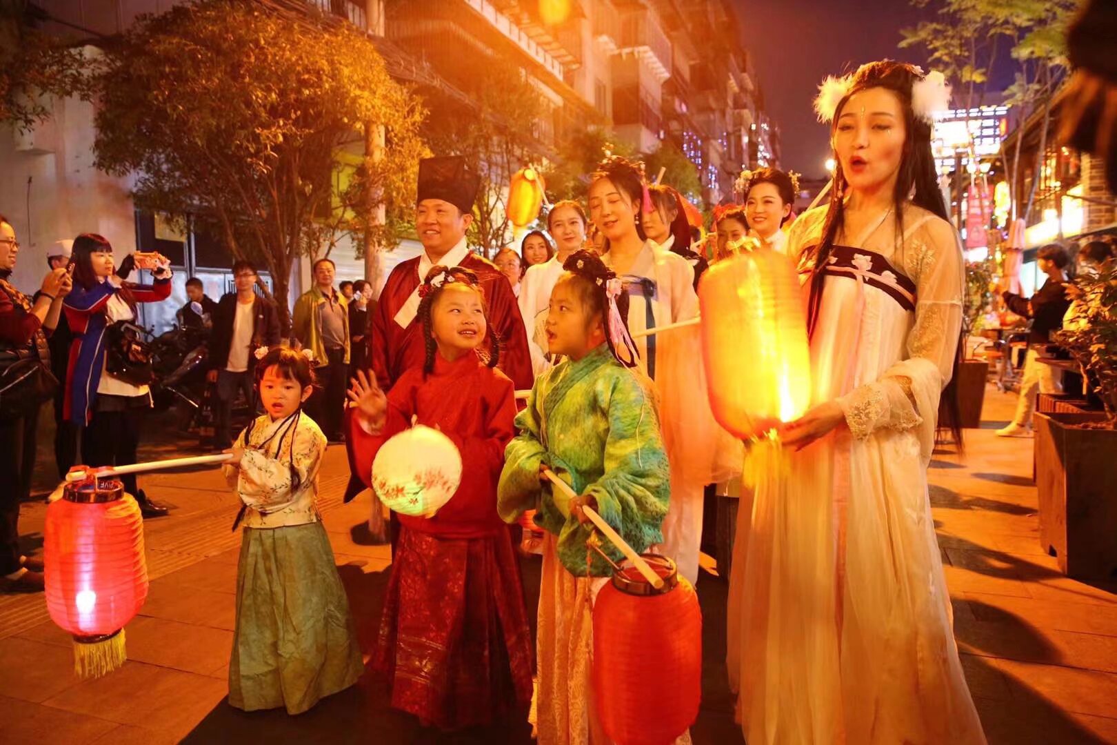 元宵节 南强街26日 晚19点 要参加的扫码入群 内容有集体包汤圆 汉服巡演 文艺演出 汉服集市
