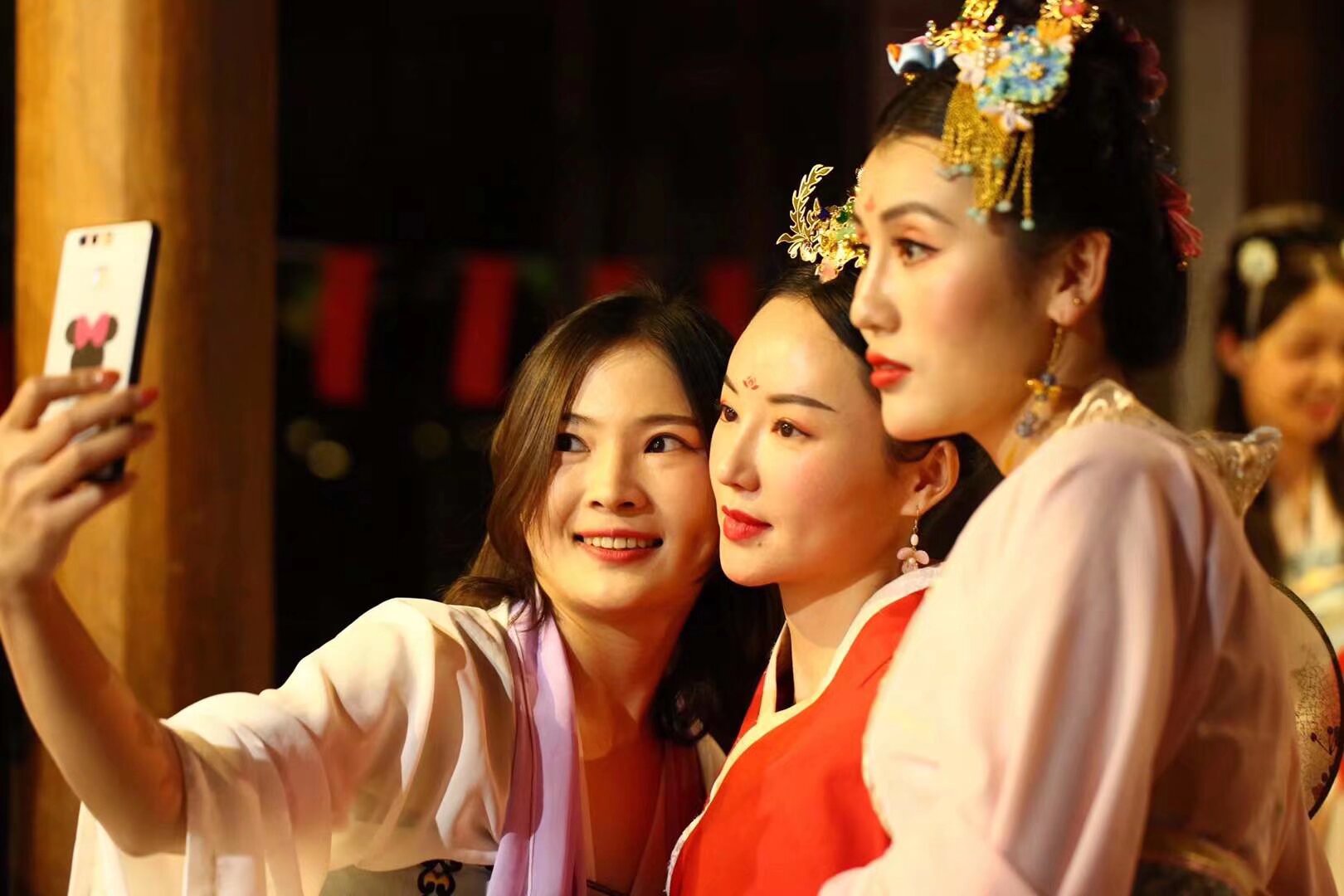 元宵节 南强街26日 晚19点 要参加的扫码入群 内容有集体包汤圆 汉服巡演 文艺演出 汉服集市