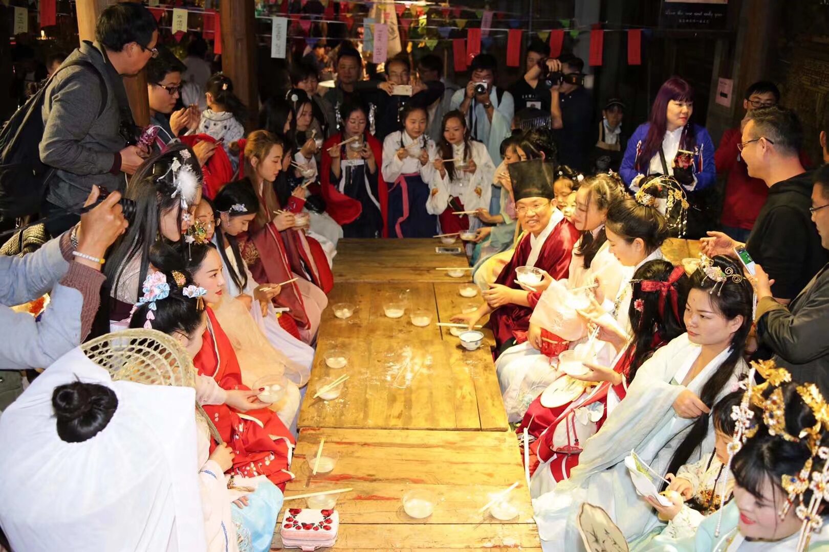 雲南漢服 元宵節 报名 市中心2月26日晚19點 活動內容 集体包汤圆 汉服巡演 文艺演出 扫码入群 报名