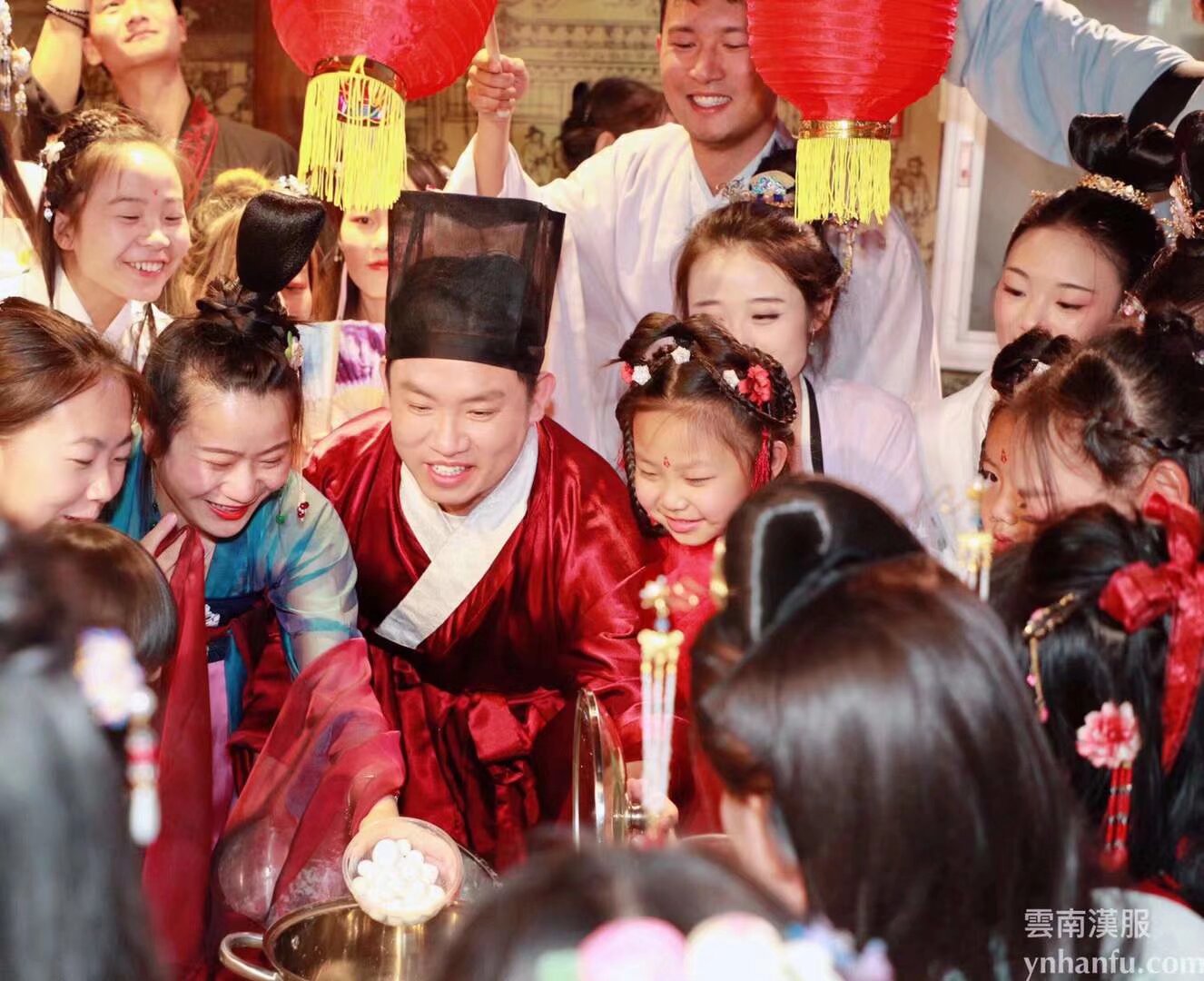 雲南漢服 元宵節 报名 市中心2月26日晚19點 活動內容 集体包汤圆 汉服巡演 文艺演出 扫码入群 报名