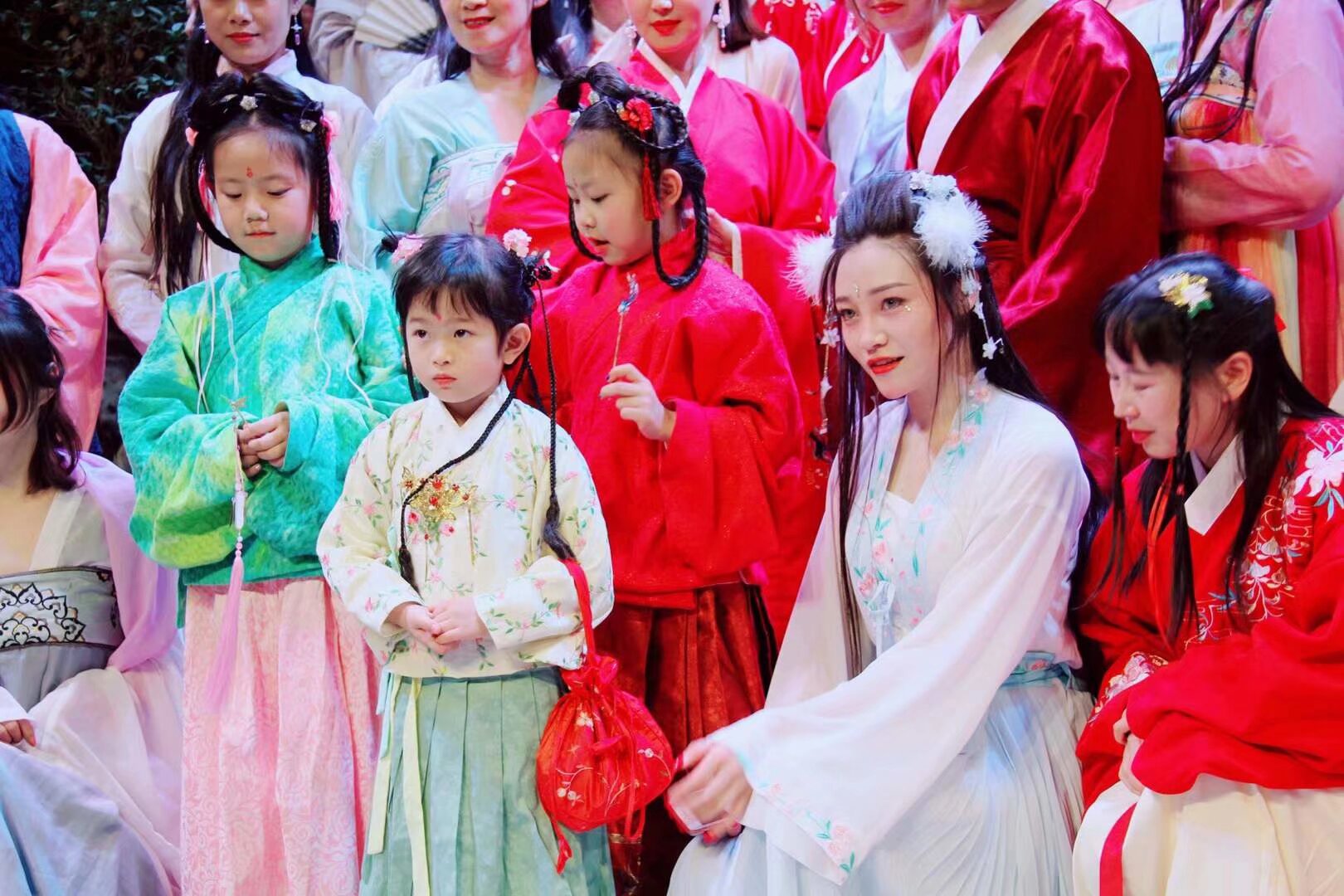 雲南漢服 元宵節 报名 市中心2月26日晚19點 活動內容 集体包汤圆 汉服巡演 文艺演出 扫码入群 报名