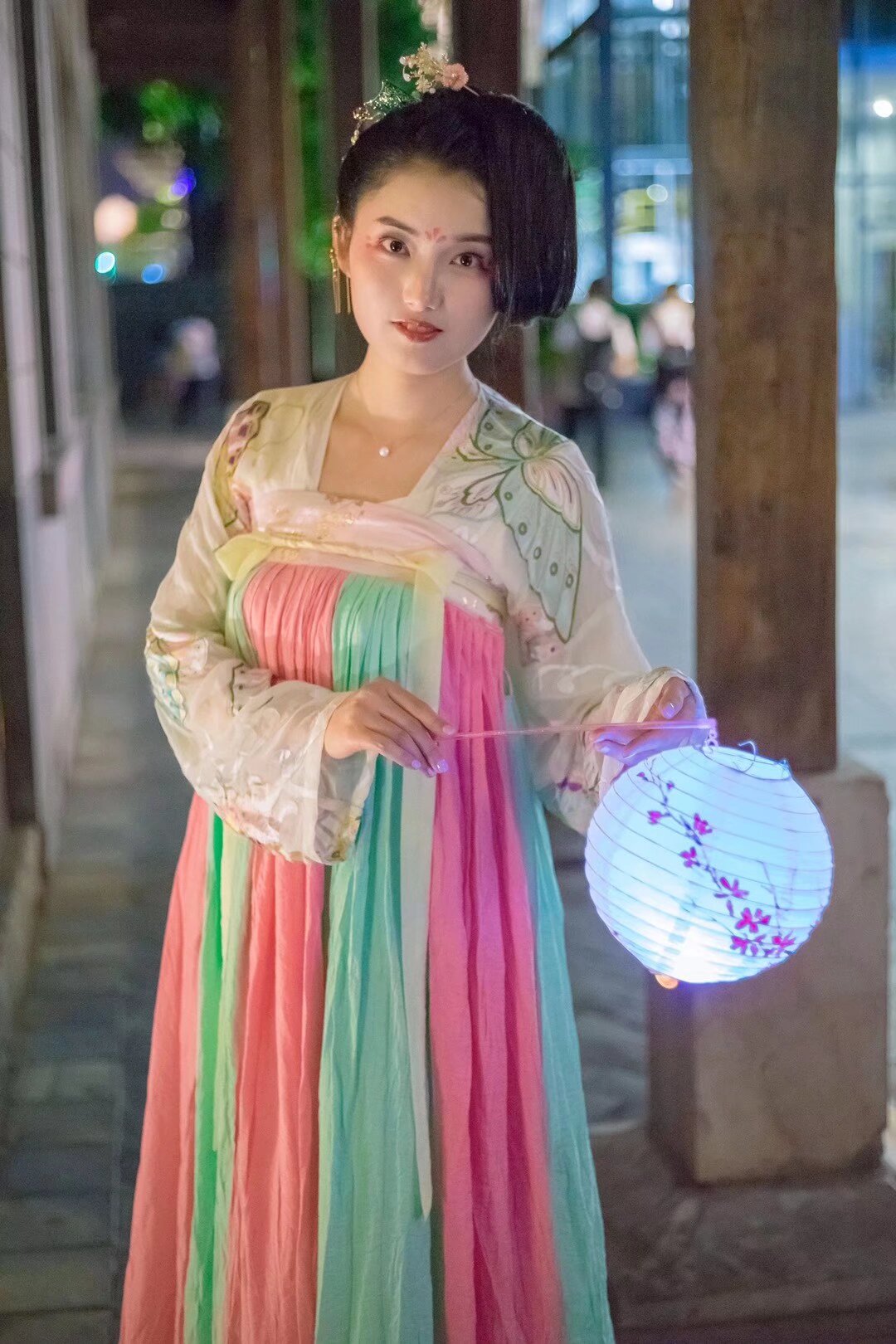 买汉服不如租汉服 昆明租汉服市内自取或者跑腿，视频直播选款式 省内快递直送 租汉服送头饰使用和化妆服务 加迟经理咨询

#自己经营汉服相关产业的可以找社团推广