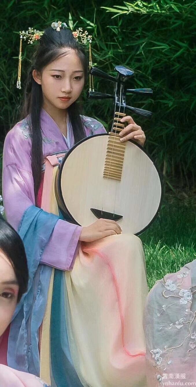 买汉服不如租汉服 昆明租汉服市内自取或者跑腿，视频直播选款式 省内快递直送 租汉服送头饰使用和化妆服务 加迟经理咨询

#自己经营汉服相关产业的可以找社团推广