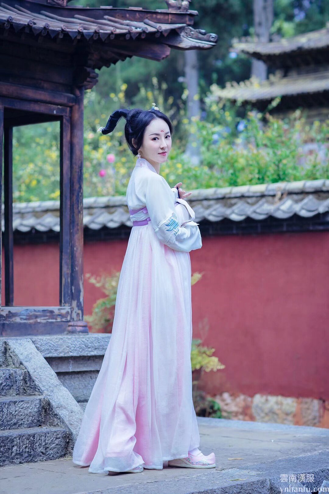 买汉服不如租汉服 昆明租汉服市内自取或者跑腿，视频直播选款式 省内快递直送 租汉服送头饰使用和化妆服务 加迟经理咨询

#自己经营汉服相关产业的可以找社团推广
