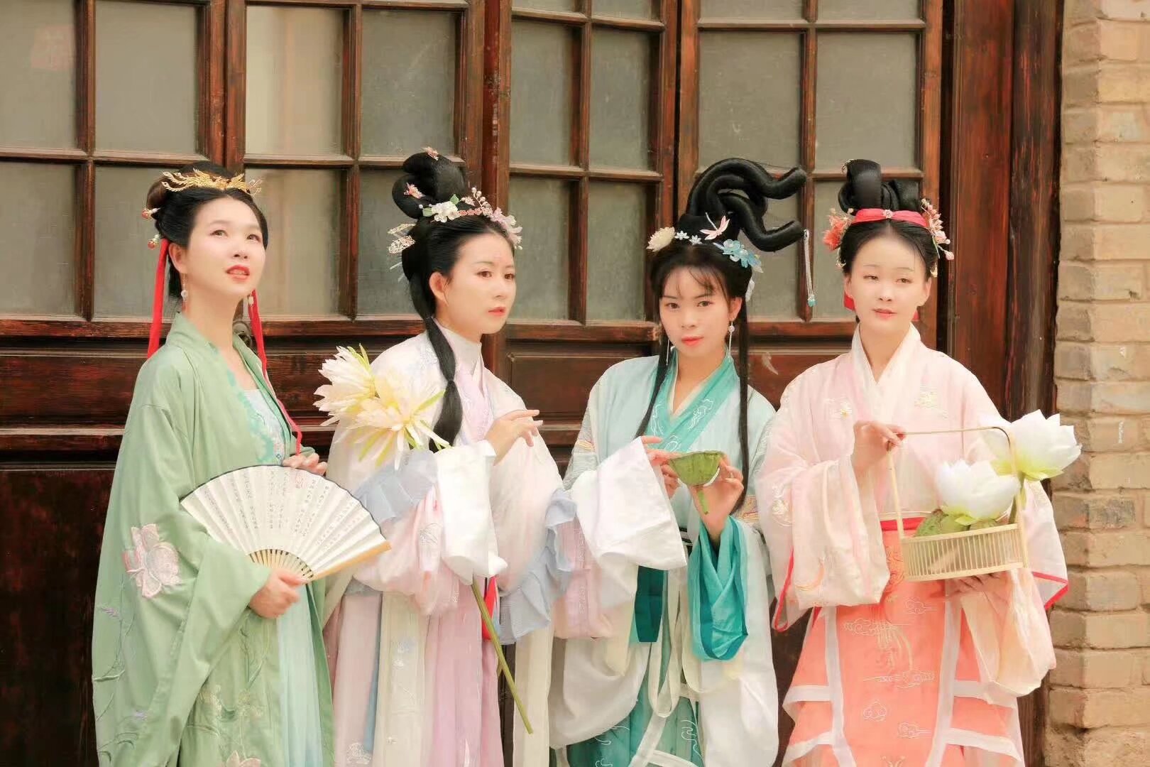 雲南漢服 七夕 文化节 漢服集市 8月22 23 24 25 四天 在 正義坊 景星街 早上10點到晚上10點 喜歡寶寶去逛街 要摆摊的宝宝快 还有几个位置 扫码入群 活动期间木有摊位费