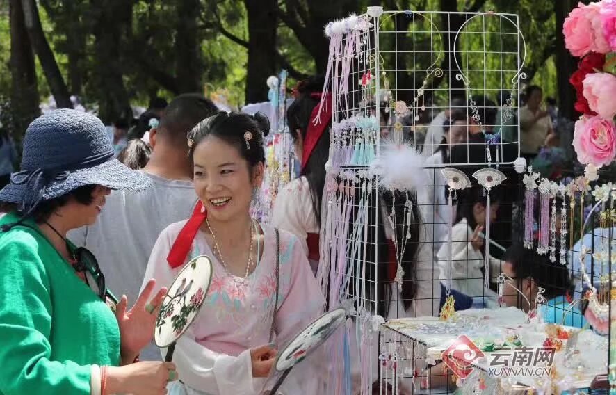 雲南漢服 七夕 文化节 漢服集市 8月22 23 24 25 四天 在 正義坊 景星街 早上10點到晚上10點 喜歡寶寶去逛街 要摆摊的宝宝快 还有几个位置 扫码入群 活动期间木有摊位费