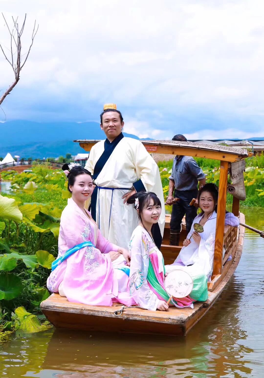 雲南漢服 掃碼入群 端午節6月25日 古滇王國 端午活動 早上11点 集體南亞坐專車 可以自驾 活動內容 祭祀屈原 乘龍船出海 遊園 包粽子 短視頻 下午集體专车回來 自驾的自己回来 要參加寶寶 掃碼入群 要經過人類測試 獲得入群碼 活動室外不受疫情影響人數不限制 下午集體坐專車回來 參加晚上活動