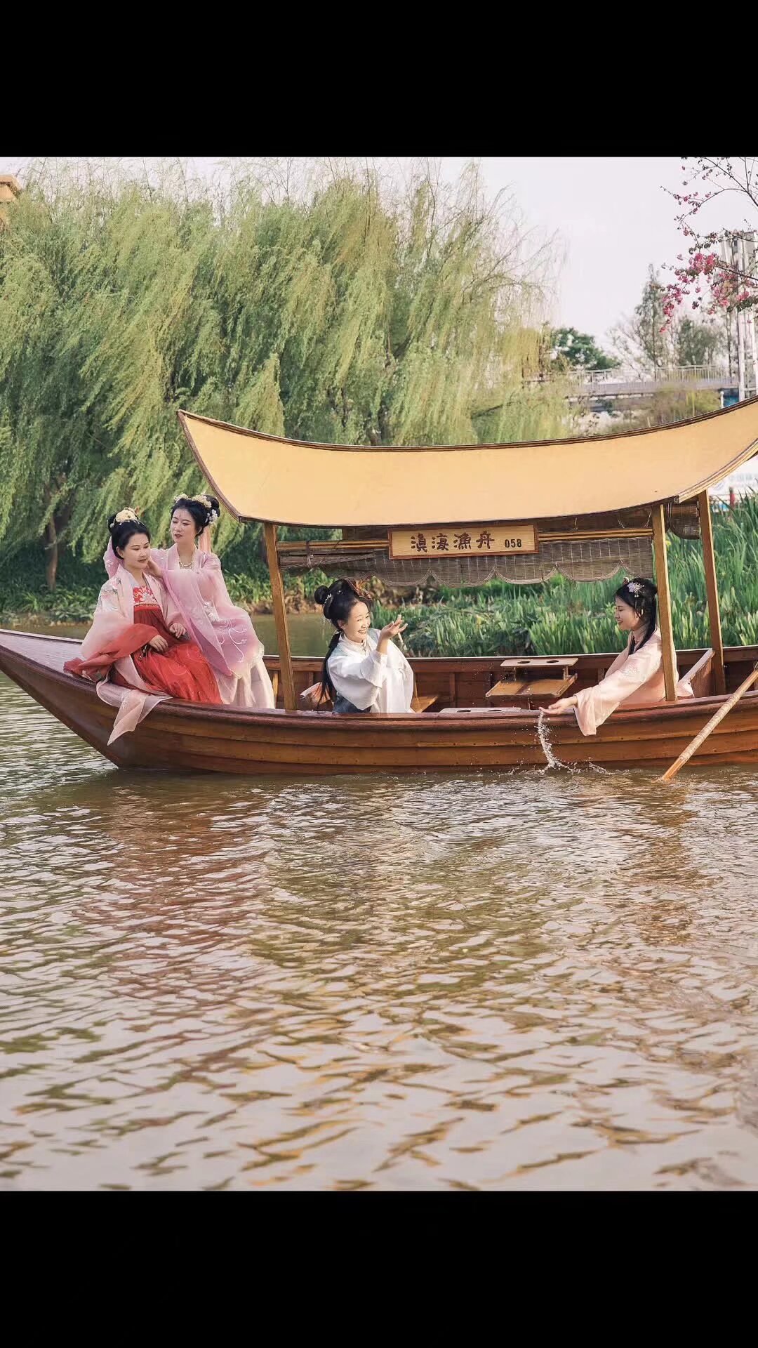 雲南漢服 掃碼入群 端午節6月25日 古滇王國 端午活動 早上11点 集體南亞坐專車 可以自驾 活動內容 祭祀屈原 乘龍船出海 遊園 包粽子 短視頻 下午集體专车回來 自驾的自己回来 要參加寶寶 掃碼入群 要經過人類測試 獲得入群碼 活動室外不受疫情影響人數不限制 下午集體坐專車回來 參加晚上活動