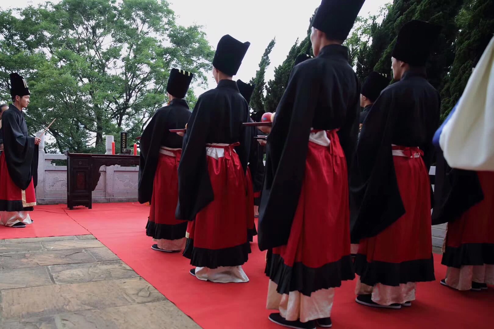 雲南漢服 掃碼入群 端午節6月25日 古滇王國 端午活動 早上11点 集體南亞坐專車 可以自驾 活動內容 祭祀屈原 乘龍船出海 遊園 包粽子 短視頻 下午集體专车回來 自驾的自己回来 要參加寶寶 掃碼入群 要經過人類測試 獲得入群碼 活動室外不受疫情影響人數不限制 下午集體坐專車回來 參加晚上活動