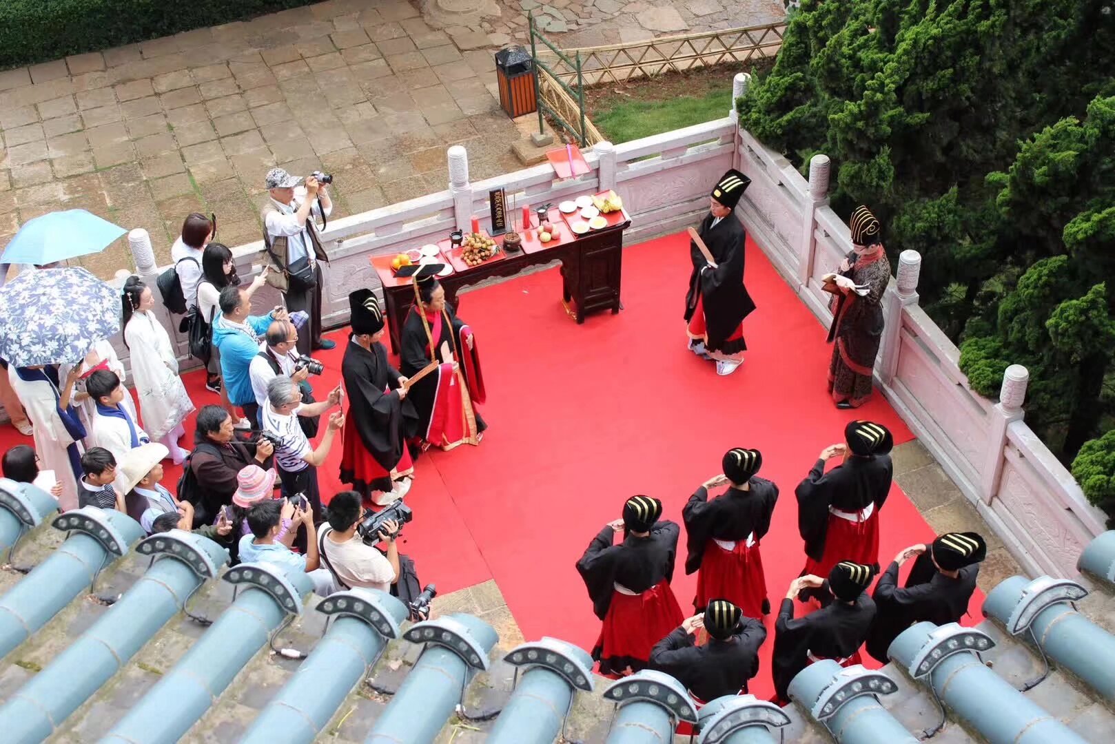 雲南漢服 掃碼入群 端午節6月25日 古滇王國 端午活動 早上11点 集體南亞坐專車 可以自驾 活動內容 祭祀屈原 乘龍船出海 遊園 包粽子 短視頻 下午集體专车回來 自驾的自己回来 要參加寶寶 掃碼入群 要經過人類測試 獲得入群碼 活動室外不受疫情影響人數不限制 下午集體坐專車回來 參加晚上活動