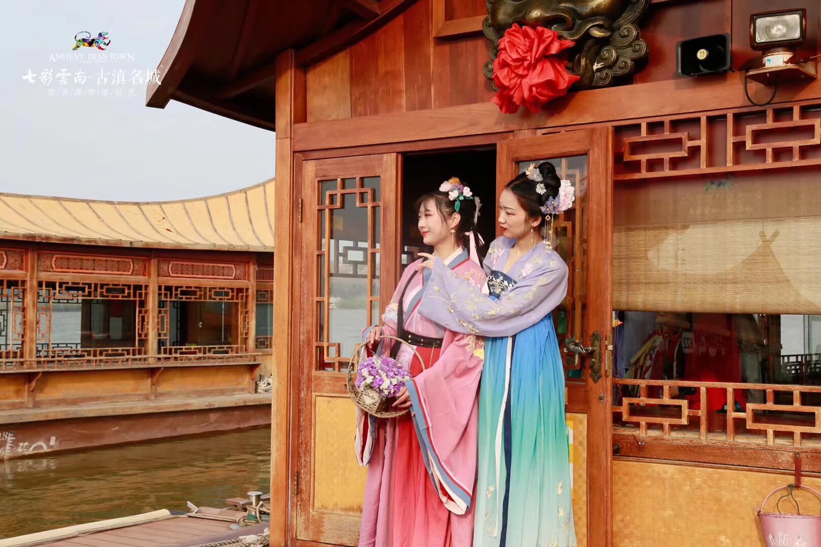 雲南漢服 掃碼入群 端午節6月25日 古滇王國 端午活動 早上11点 集體南亞坐專車 可以自驾 活動內容 祭祀屈原 乘龍船出海 遊園 包粽子 短視頻 下午集體专车回來 自驾的自己回来 要參加寶寶 掃碼入群 要經過人類測試 獲得入群碼 活動室外不受疫情影響人數不限制 下午集體坐專車回來 參加晚上活動