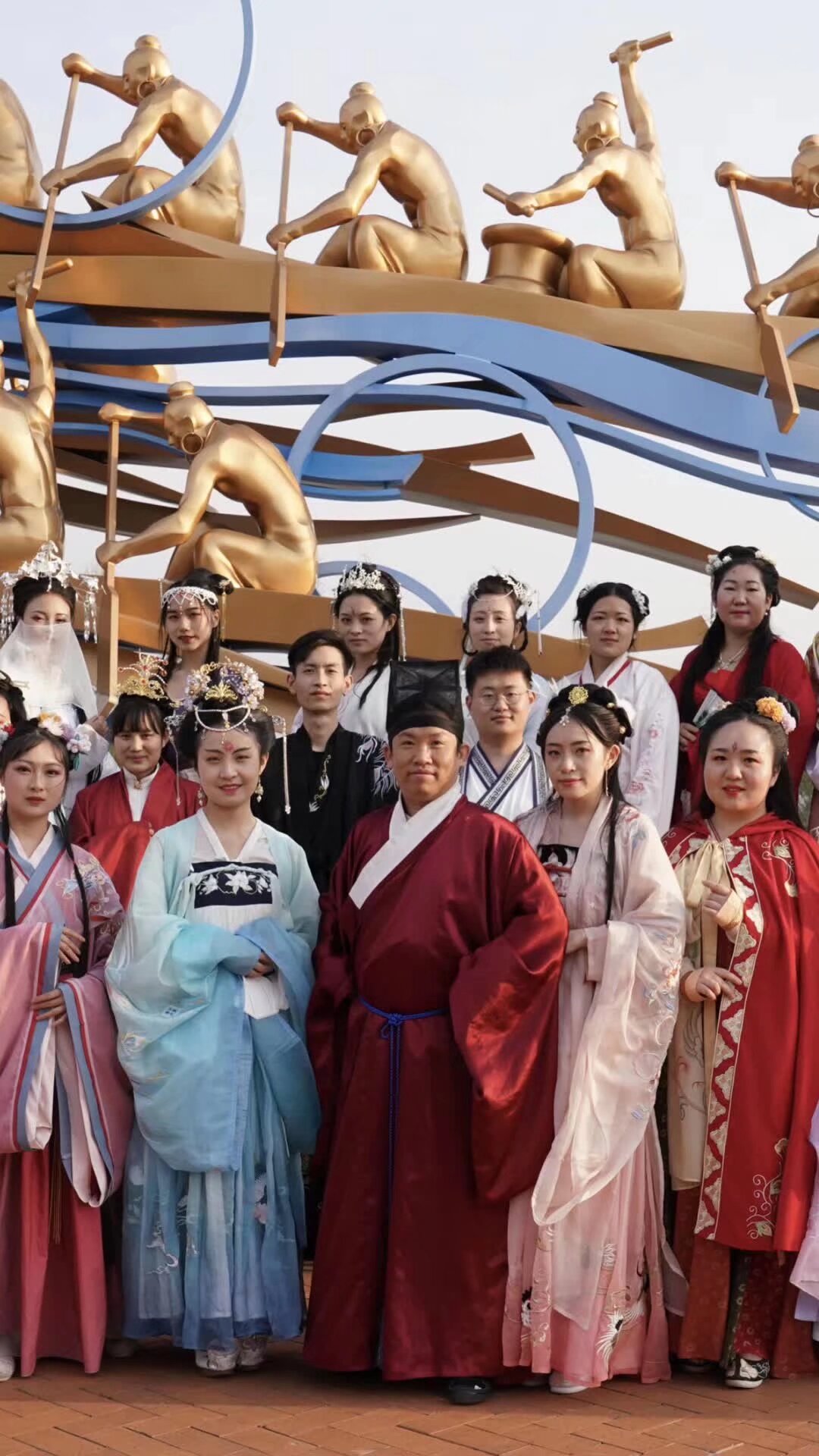 雲南漢服 掃碼入群 端午節6月25日 古滇王國 端午活動 早上11点 集體南亞坐專車 可以自驾 活動內容 祭祀屈原 乘龍船出海 遊園 包粽子 短視頻 下午集體专车回來 自驾的自己回来 要參加寶寶 掃碼入群 要經過人類測試 獲得入群碼 活動室外不受疫情影響人數不限制 下午集體坐專車回來 參加晚上活動