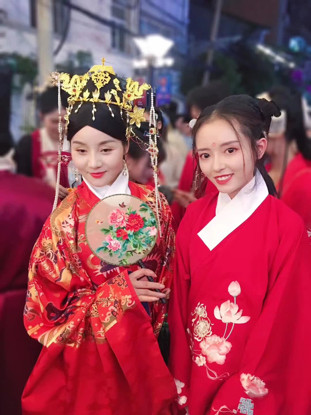 雲南漢服 2020 端午節6月25日 古滇王國 端午活動 早上集體南亞坐專車 （可以自驾 带亲戚小伙伴宠物 必须穿汉服）免門票 活動內容 祭祀屈原 乘水軍大船出海 遊園 包粽子 短視頻 下午集體坐車回來 要參加寶寶 
掃碼入群 要完成人類智力測試獲得入群码
3）端午晚上七点半南强街 游街 剧场里文艺演出活动 集体煮粽子吃
4）金鹰海底捞聚餐