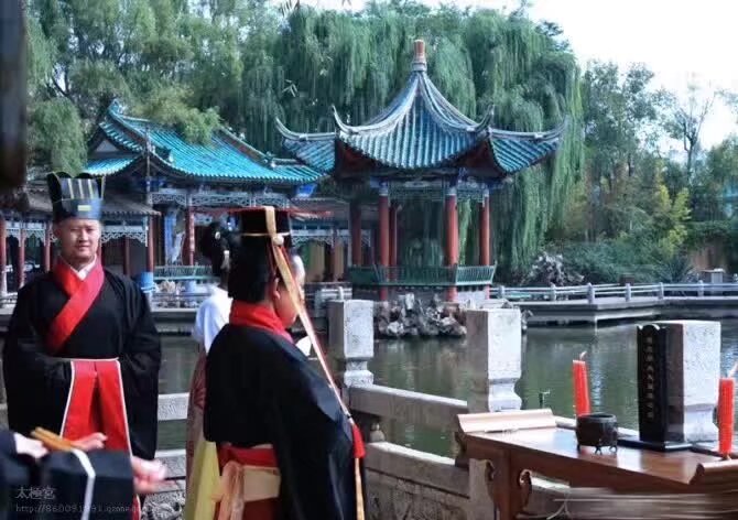 雲南漢服 2020 端午節6月25日 古滇王國 端午活動 早上集體南亞坐專車 （可以自驾 带亲戚小伙伴宠物 必须穿汉服）免門票 活動內容 祭祀屈原 乘水軍大船出海 遊園 包粽子 短視頻 下午集體坐車回來 要參加寶寶 
掃碼入群 要完成人類智力測試獲得入群码
3）端午晚上七点半南强街 游街 剧场里文艺演出活动 集体煮粽子吃
4）金鹰海底捞聚餐