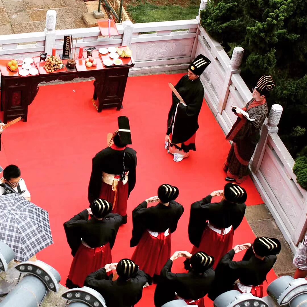 雲南漢服 2020 端午節6月25日 古滇王國 端午活動 早上集體南亞坐專車 （可以自驾 带亲戚小伙伴宠物 必须穿汉服）免門票 活動內容 祭祀屈原 乘水軍大船出海 遊園 包粽子 短視頻 下午集體坐車回來 要參加寶寶 
掃碼入群 要完成人類智力測試獲得入群码
3）端午晚上七点半南强街 游街 剧场里文艺演出活动 集体煮粽子吃
4）金鹰海底捞聚餐