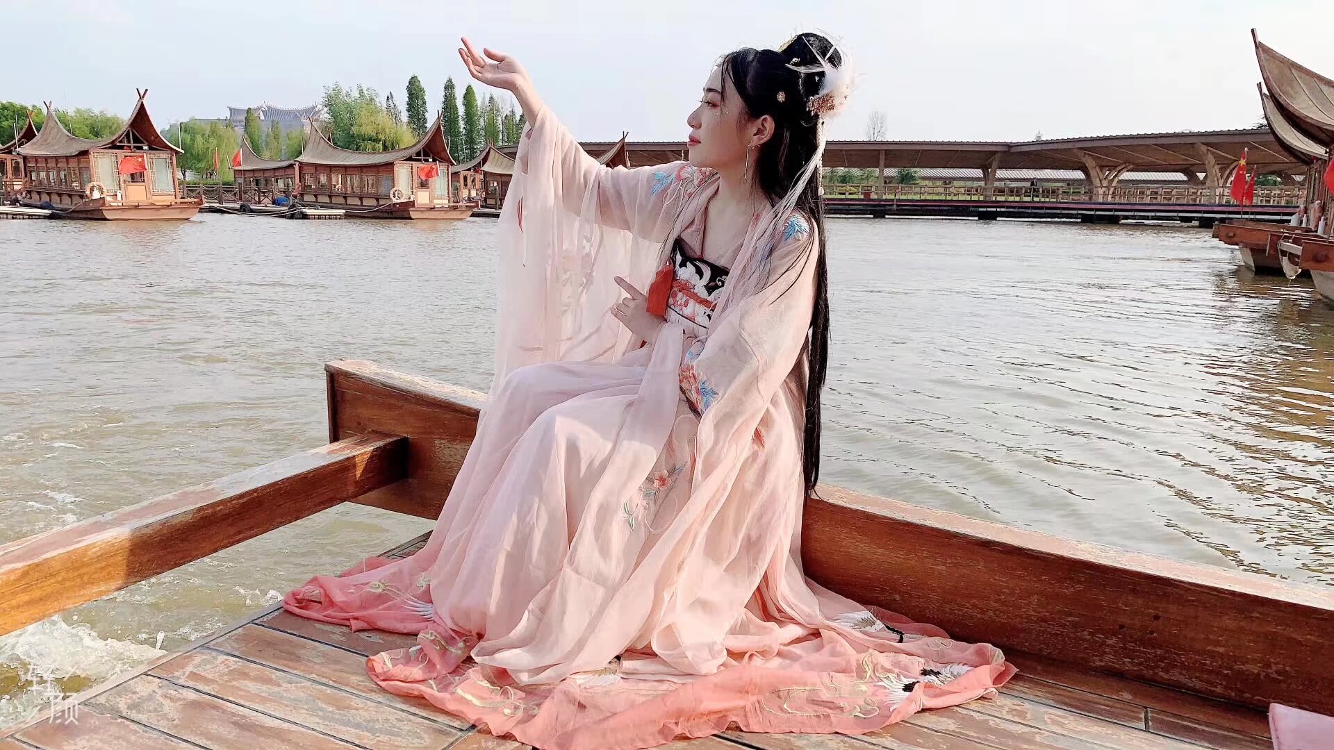 雲南漢服 2020 端午節6月25日 古滇王國 端午活動 早上集體南亞坐專車 （可以自驾 带亲戚小伙伴宠物 必须穿汉服）免門票 活動內容 祭祀屈原 乘水軍大船出海 遊園 包粽子 短視頻 下午集體坐車回來 要參加寶寶 
掃碼入群 要完成人類智力測試獲得入群码
3）端午晚上七点半南强街 游街 剧场里文艺演出活动 集体煮粽子吃
4）金鹰海底捞聚餐