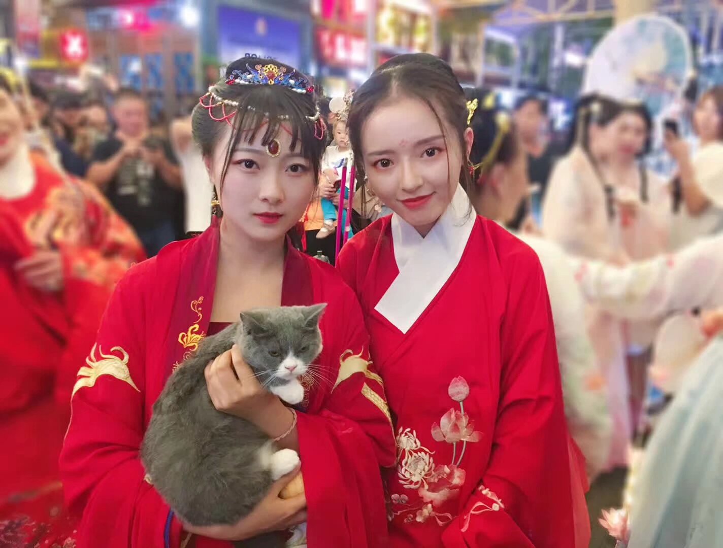 雲南漢服 2020 端午節6月25日 古滇王國 端午活動 早上集體南亞坐專車 （可以自驾 带亲戚小伙伴宠物 必须穿汉服）免門票 活動內容 祭祀屈原 乘水軍大船出海 遊園 包粽子 短視頻 下午集體坐車回來 要參加寶寶 
掃碼入群 要完成人類智力測試獲得入群码
3）端午晚上七点半南强街 游街 剧场里文艺演出活动 集体煮粽子吃
4）金鹰海底捞聚餐