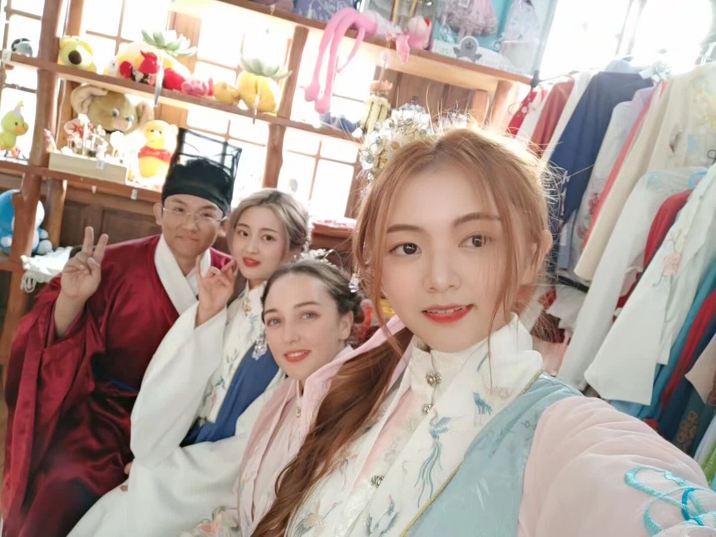 520汉服实体店正式营业 欢迎单身狗和单身猫来光顾 如果你是单身狗 可以全场打九折 情侣禁止入内 地址 正义坊钱王街78号