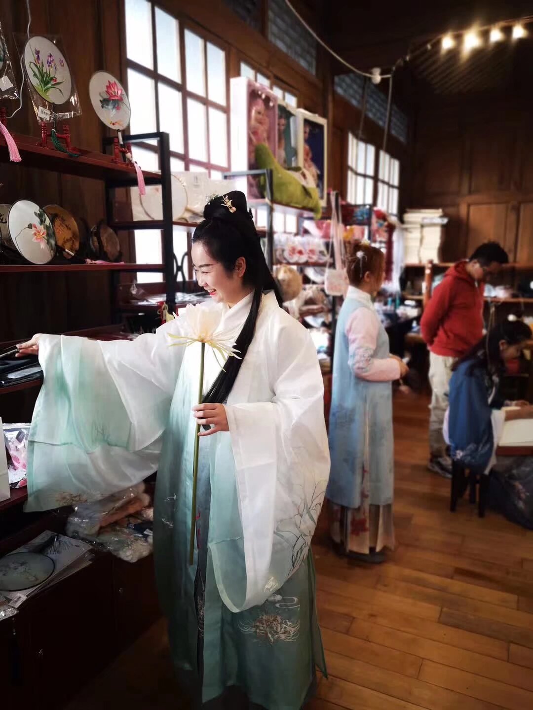 520汉服实体店正式营业 欢迎单身狗和单身猫来光顾 如果你是单身狗 可以全场打九折 情侣禁止入内 地址 正义坊钱王街78号