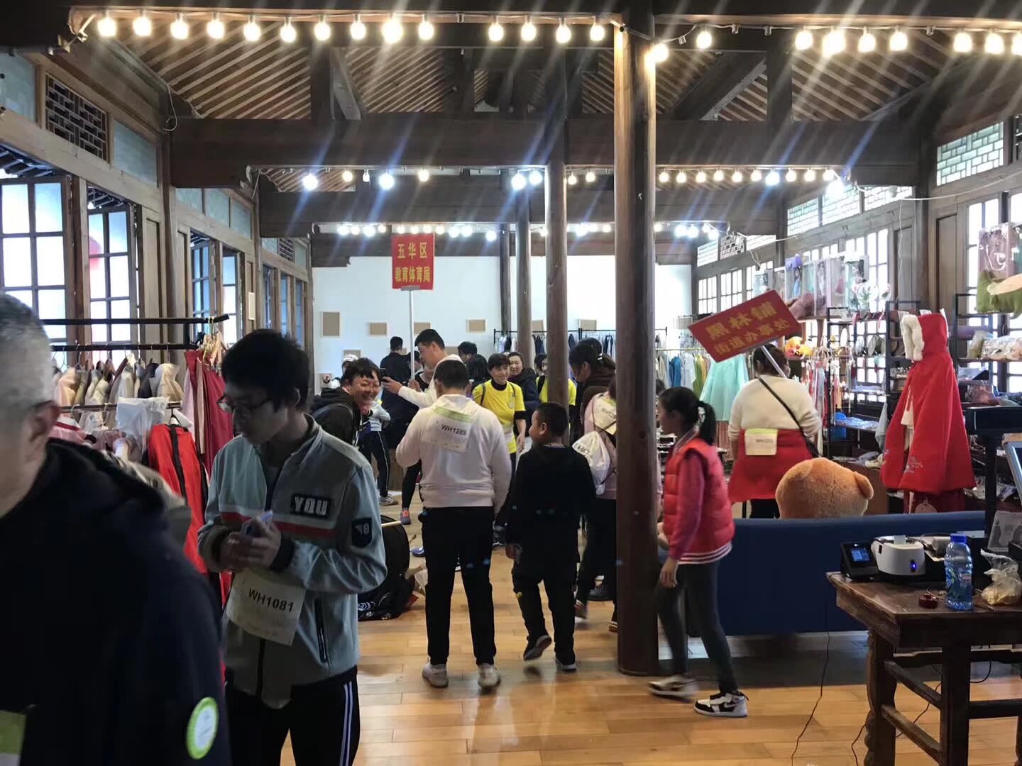 520汉服实体店正式营业 欢迎单身狗和单身猫来光顾 如果你是单身狗 可以全场打九折 情侣禁止入内 地址 正义坊钱王街78号