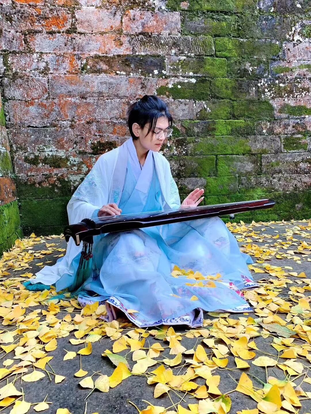 5月18日早上九点半 云南电视台 全国饮茶日 汉服全国直播 有才艺的小宝宝可以来报名  或者长得美的可以当模特 或者来各种帮忙 地点 钱王街 汉服实体店 门口 要参加的扫码入群