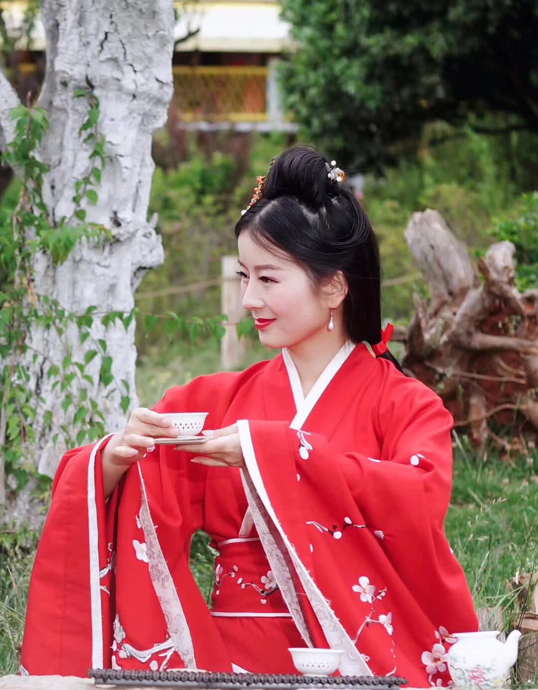 5月18日早上九点半 云南电视台 全国饮茶日 汉服全国直播 有才艺的小宝宝可以来报名  或者长得美的可以当模特 或者来各种帮忙 地点 钱王街 汉服实体店 门口 要参加的扫码入群