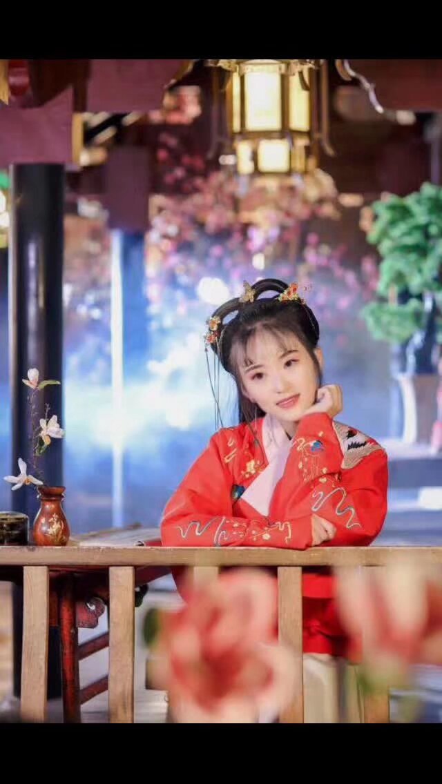5月18日早上九点半 云南电视台 全国饮茶日 汉服全国直播 有才艺的小宝宝可以来报名  或者长得美的可以当模特 或者来各种帮忙 地点 钱王街 汉服实体店 门口 要参加的扫码入群