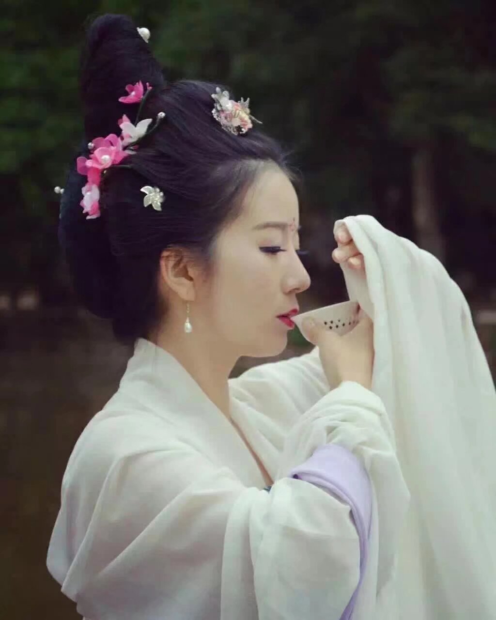 5月18日早上九点半 云南电视台 全国饮茶日 汉服全国直播 有才艺的小宝宝可以来报名  或者长得美的可以当模特 或者来各种帮忙 地点 钱王街 汉服实体店 门口 要参加的扫码入群