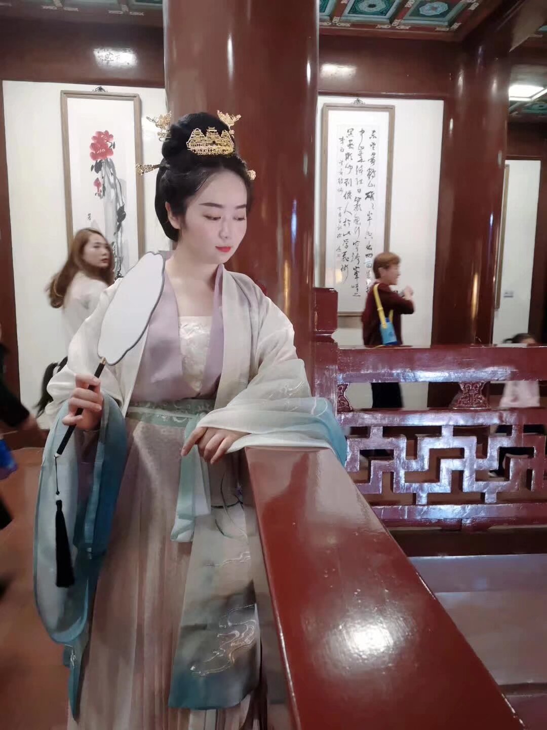 5月18日早上九点半 云南电视台 全国饮茶日 汉服全国直播 有才艺的小宝宝可以来报名  或者长得美的可以当模特 或者来各种帮忙 地点 钱王街 汉服实体店 门口 要参加的扫码入群