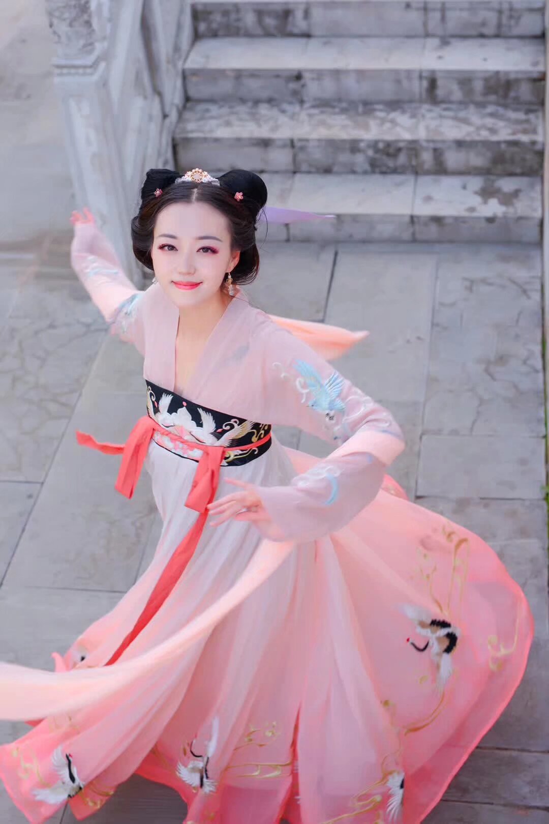 雲南漢服 手斗音 花朝節開始 孩兒們在手斗音裡把你們的漢服的 話朝節的 視頻全部發一遍 戴上 話題   #花朝一舞 發的越多越好