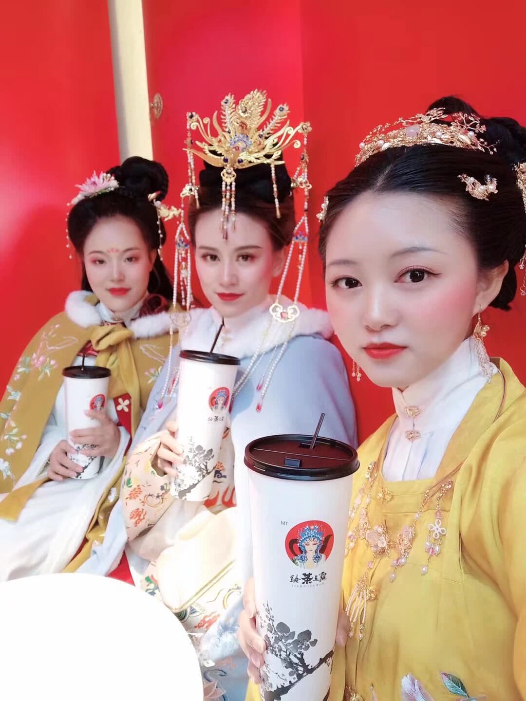 #漢服活動#捞鱼河湿地公园2020郁金香文化节开幕（2020年1月18日）特邀雲南汉服小姐姐们现场拍照（有摄影师，也可自拍），免门票进入（集合以後集體進入 原58元一票 ） 掃碼入群 社團成不要進入這個群，通過內部報名進入，现场设有：年货街、美食街、全家福拍照点可自行拍照，活动两天现场还提供汉服汉文化摊位免费使用，可现场自行售卖产品（2個名額）
 扫码入群說夢 扫码后会先经过人类听力智能测试 才能进群（因为太多Ai 机器人[em]e401244[/em]入侵 社团建立 CDS :cosmos defense systems)