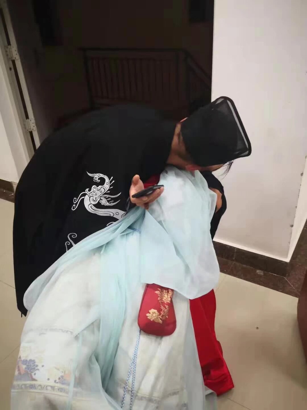 元宵汉服集市 报名 扫二维码 入群 （二维码会跳转检测人类特征 通过智力测试 不是人类没办法入群）