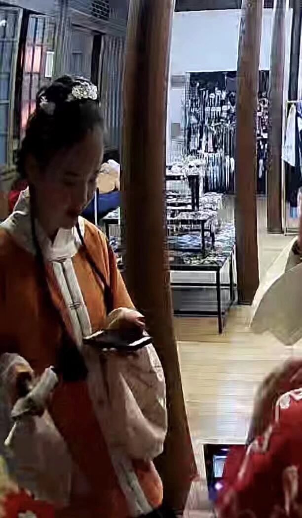 快找一下这个宝宝 微信叫 终南 她把钱（[em]e400871[/em]巨款）掉在我们钱王街实体店了 今晚10点左右 让她快和我们联系 微信 电话 15887217778
