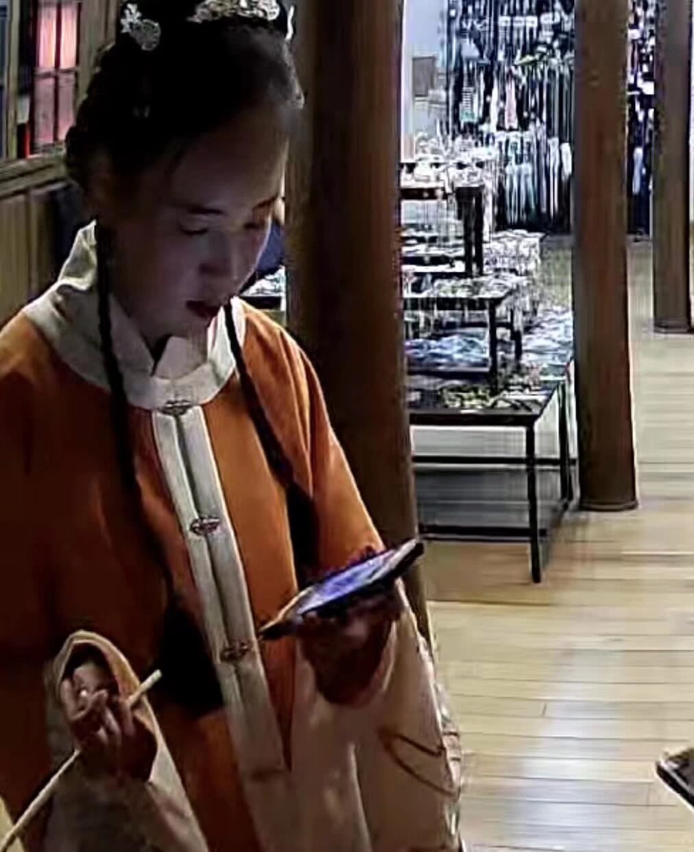 快找一下这个宝宝 微信叫 终南 她把钱（[em]e400871[/em]巨款）掉在我们钱王街实体店了 今晚10点左右 让她快和我们联系 微信 电话 15887217778
