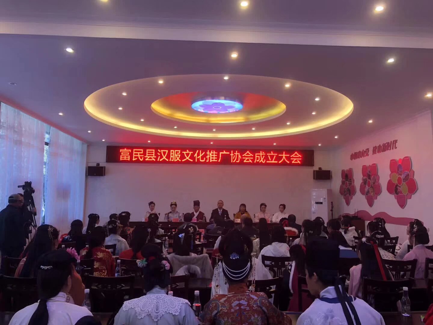 富民漢服 加油[em]e401110[/em]