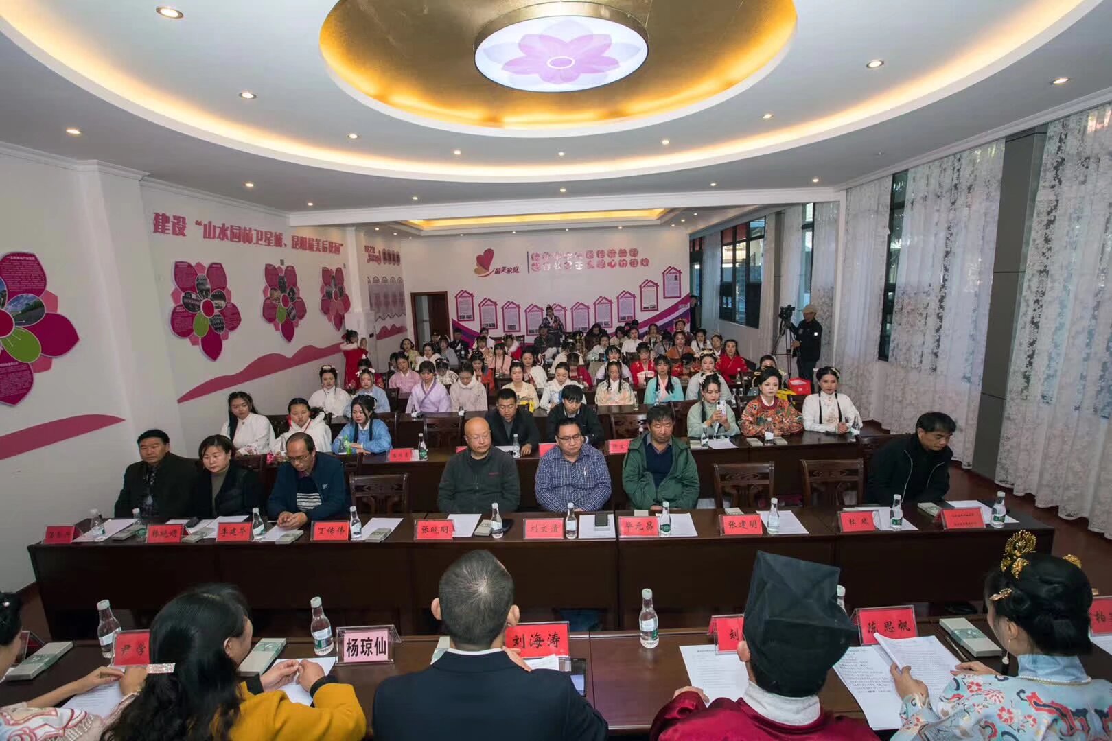富民漢服 加油[em]e401110[/em]