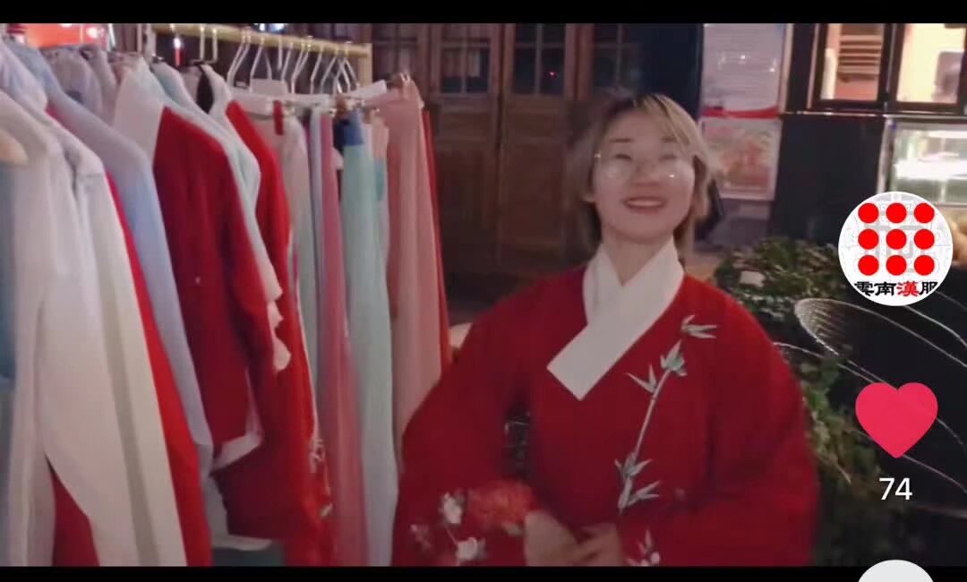 *漢服集市* 昆明最火爆的夜市 最热的夜經濟区 全新漢服集市第一期 11月29日 到 12月23日 28天 每个星期五六七   每期只要费用 240元

经营限制：传统手工艺产品，文传产品，汉服，首饰，经营的时候必须穿正规汉服。

要來的寶寶 扫码入群 登记报名 共18 个摊位 先到先得