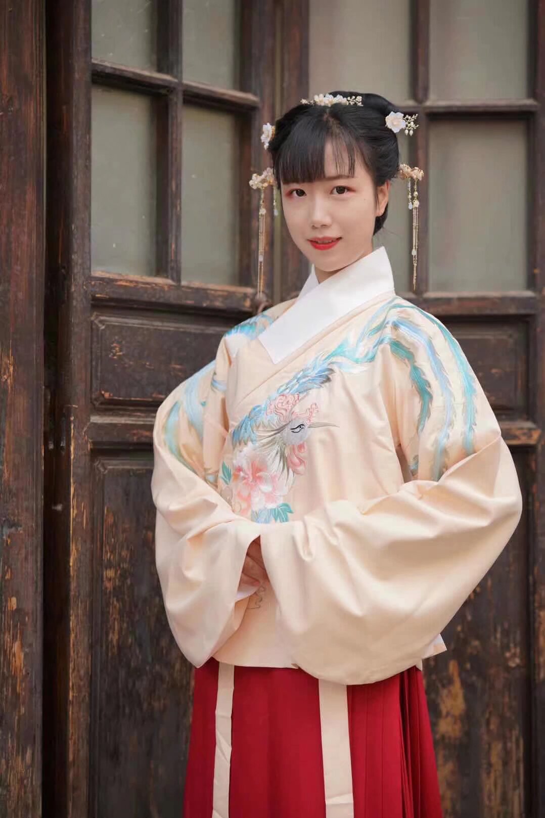 全宇宙最火爆的漢服店 第四期招聘店員 喜歡漢服和做店員的寶寶來男女不限 物種不限 上次沒有應聘上的寶寶可以繼續努力 雖然百裡挑一 但是總有機會總會浮現 要求 不美顏是美女 帥哥 顏值爆表 上班裝造自己能弄好 認真 負責 有紀律 有銷售經驗 有團隊精神 喜歡的掃碼入群 每期都會有招聘 28天一期