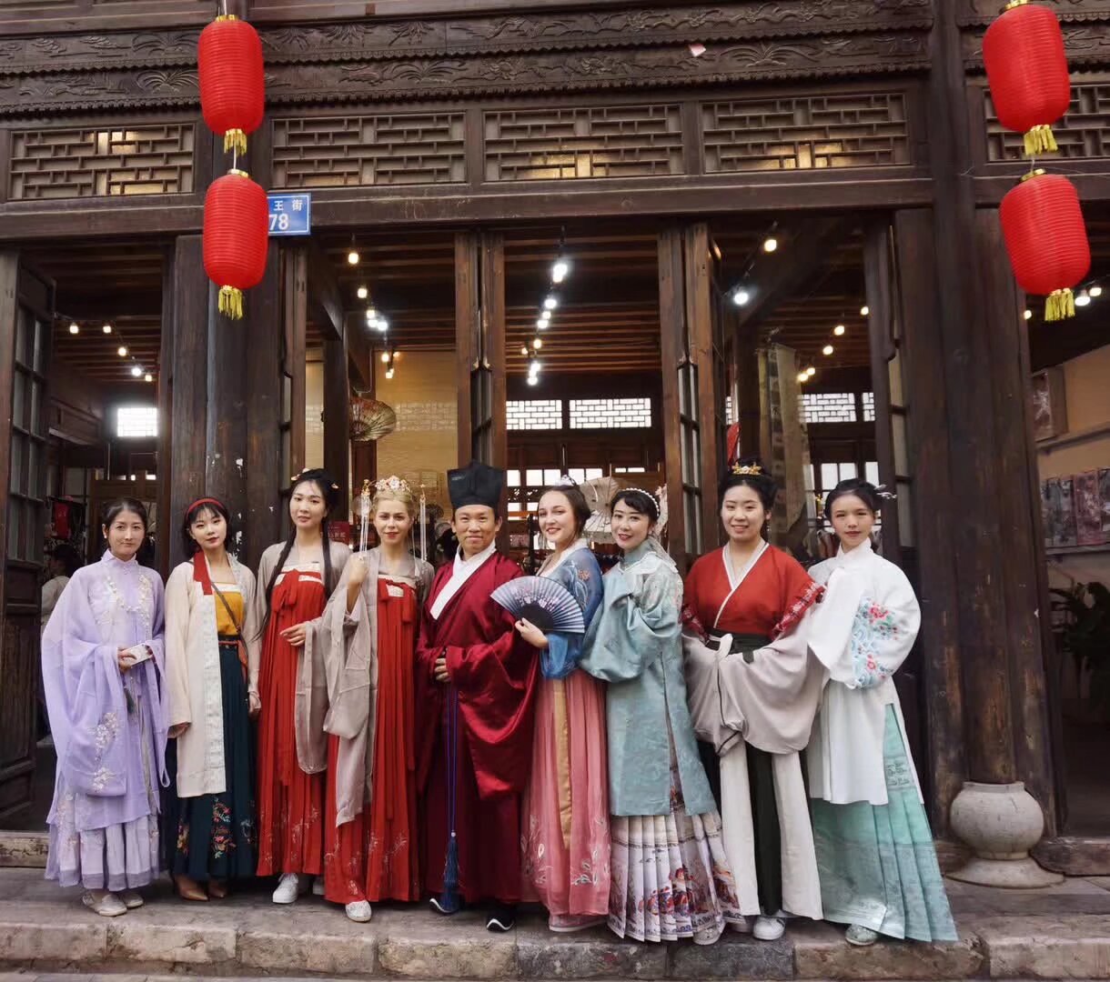 全宇宙最火爆的漢服店 第四期招聘店員 喜歡漢服和做店員的寶寶來男女不限 物種不限 上次沒有應聘上的寶寶可以繼續努力 雖然百裡挑一 但是總有機會總會浮現 要求 不美顏是美女 帥哥 顏值爆表 上班裝造自己能弄好 認真 負責 有紀律 有銷售經驗 有團隊精神 喜歡的掃碼入群 每期都會有招聘 28天一期