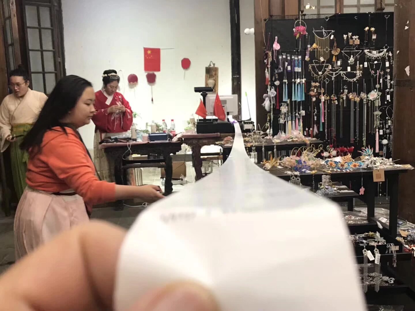 全宇宙最火爆的漢服店 第四期招聘店員 喜歡漢服和做店員的寶寶來男女不限 物種不限 上次沒有應聘上的寶寶可以繼續努力 雖然百裡挑一 但是總有機會總會浮現 要求 不美顏是美女 帥哥 顏值爆表 上班裝造自己能弄好 認真 負責 有紀律 有銷售經驗 有團隊精神 喜歡的掃碼入群 每期都會有招聘 28天一期